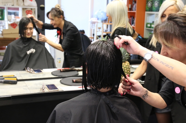 Una perruquera de Kerala perruqueria i estètica tallant els cabells a una clienta per a fer una perruca.