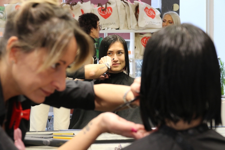 Una perruquera de Kerala perruqueria i estètica pentina una clienta.