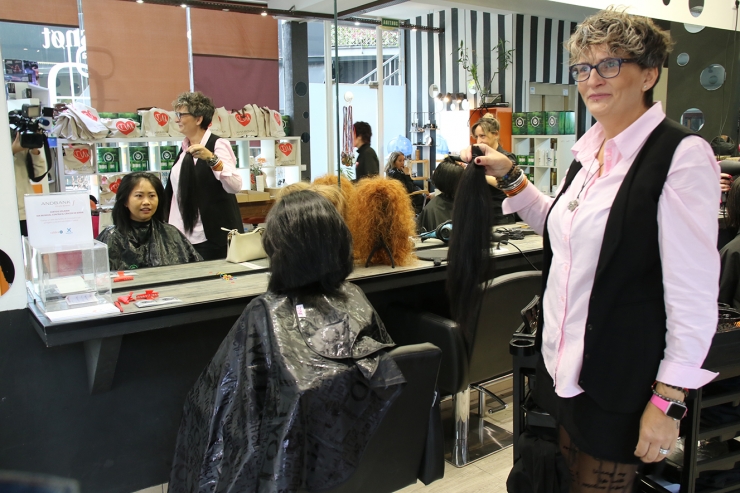 Nelly Garcia subjectant la cua d'una de les clientes.