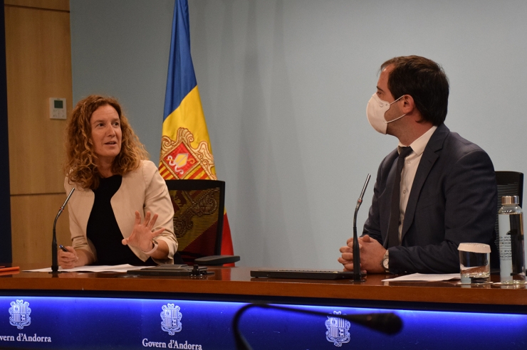 La ministra de Medi Ambient, Agricultura i Sostenibilitat, Sílvia Calvó, i el director de l'oficina de l'energia i del canvi climàtic, Carles Miquel, l'any passat quan es va presentar la iniciativa del mercat de crèdits de carboni.