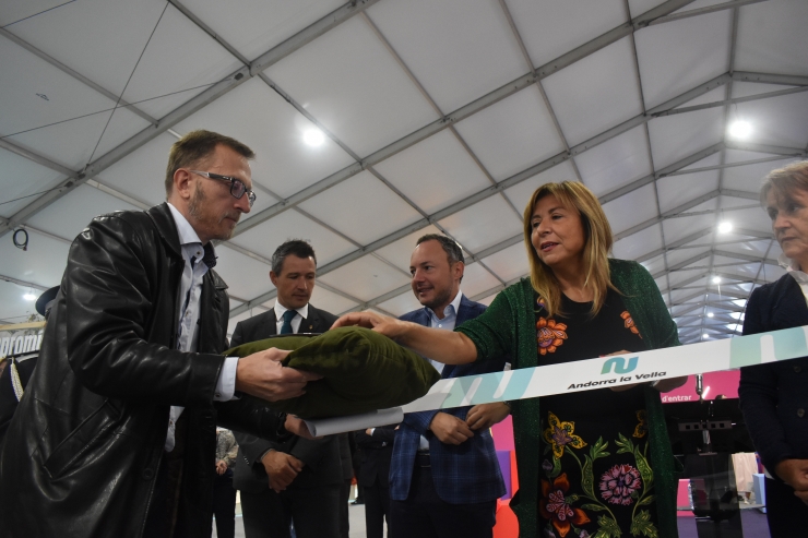 La cònsol major d'Andorra la Vella, Conxita Marsol, talla la cinta inaugural de la Fira d'Andorra la Vella.
