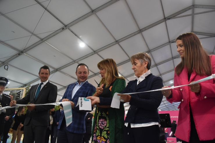 Les autoritats tallen la cinta inaugural de la 43a edició de la fira.