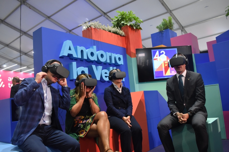 El cap de Govern, Xavier Espot; els cònsols d'Andorra la Vella, Conxita Marsol i David Astrié, i la síndica general, Roser Suñé, a l'estand d'Andorra la Vella.