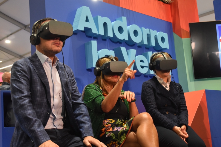 El cap de Govern, Xavier Espot; la cònsol major d'Andorra la VElla, Conxita Marsol, i la síndica general, Roser Suñé, a l'estand d'Andorra la Vella.