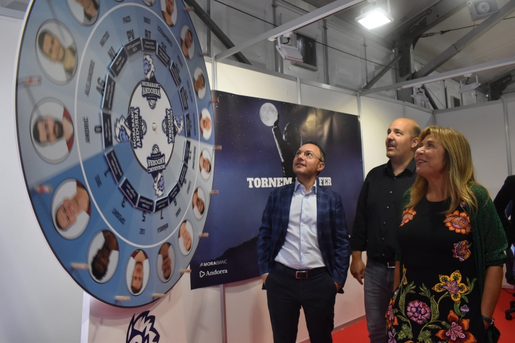 Les autoritats, a l'estand del MoraBanc.