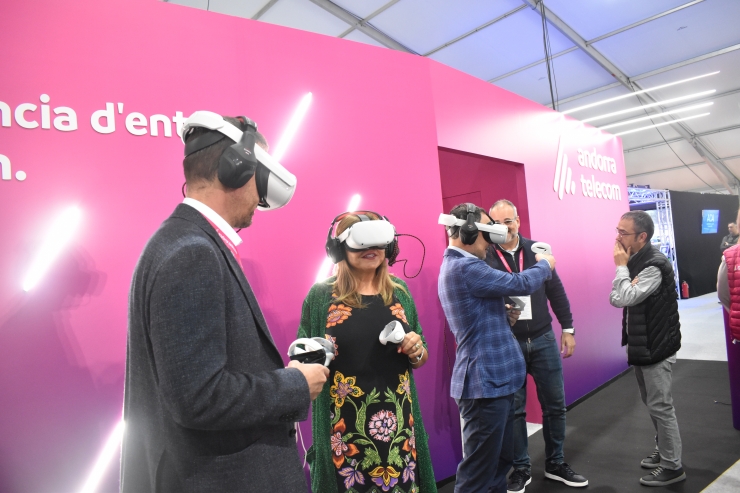 Les autoritats a l'estand d'Andorra Telecom.