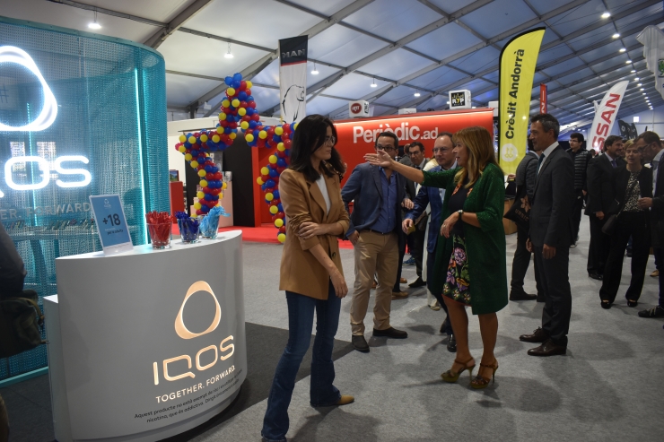 Les autoritats a l'estand d'IQOS.
