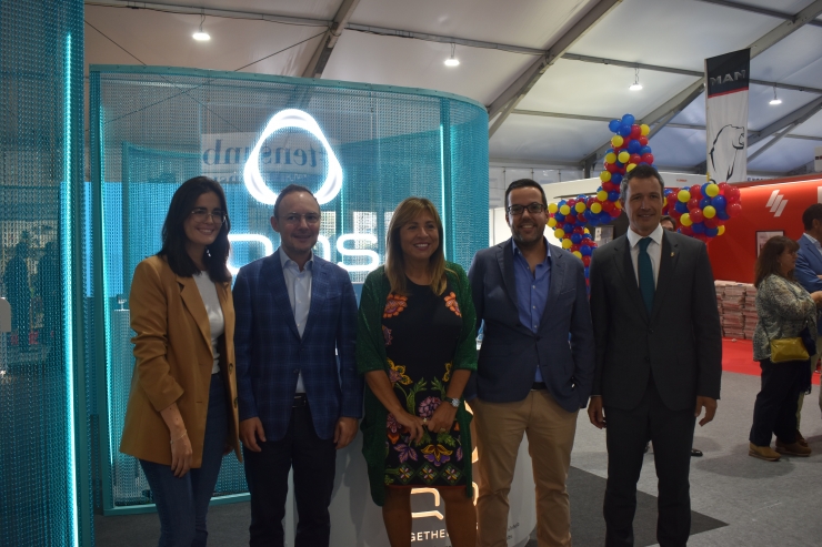 Les autoritats a l'estand d'IQOS.