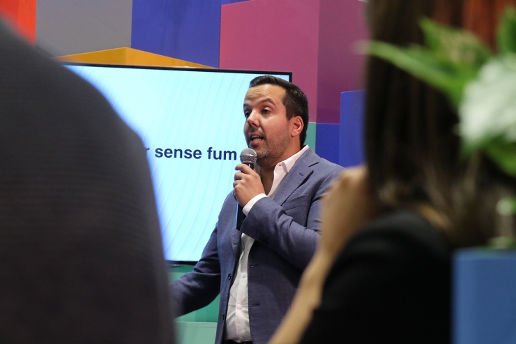 Bernabé Solsona, Country Manager de PMI Iqos, durant la taula rodona 'Solucions tecnològiques per a la gent'.