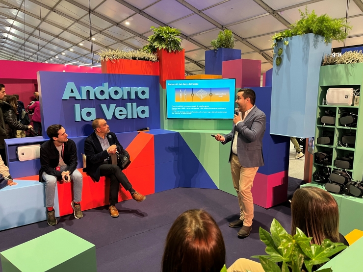 
Àlex Tarragó i Felip Gallardo atenen la intervenció del country manager de PMI, Bernabé Solsona. 