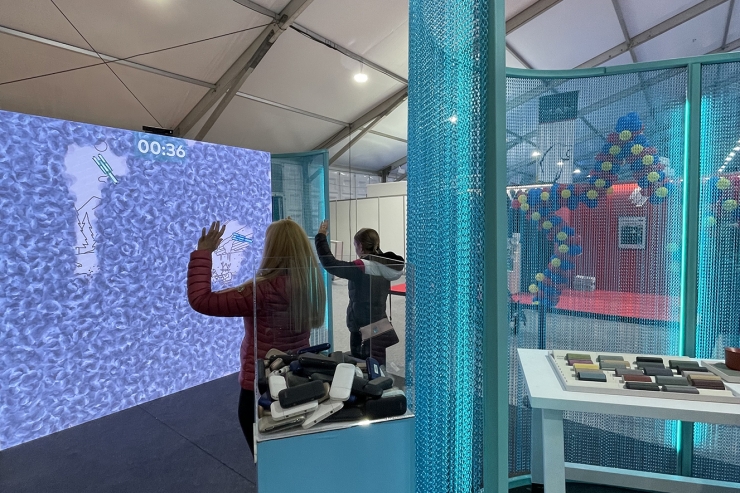 Pantalla gegant de l'estand d'IQOS.