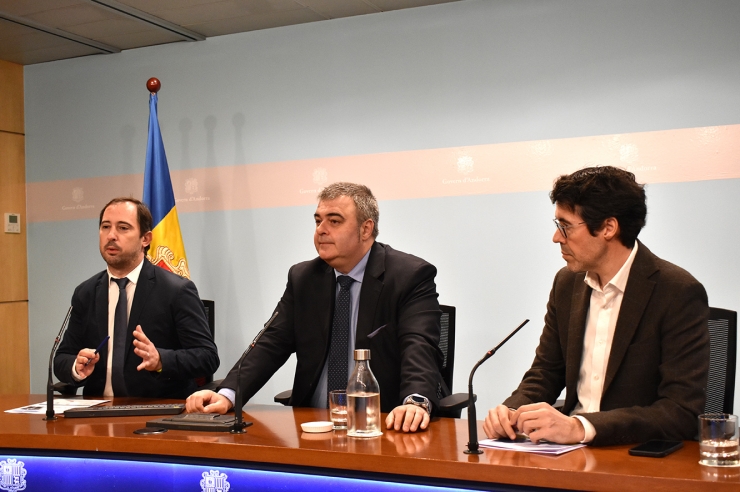El director de l'Oficina de l'Energia i del Canvi Climàtic, Carles Miquel; el CEO d'Andbus, Daniel Vinseiro, i el director de BMS Consultoria Estratègica, Albert Batalla, durant la roda de premsa.