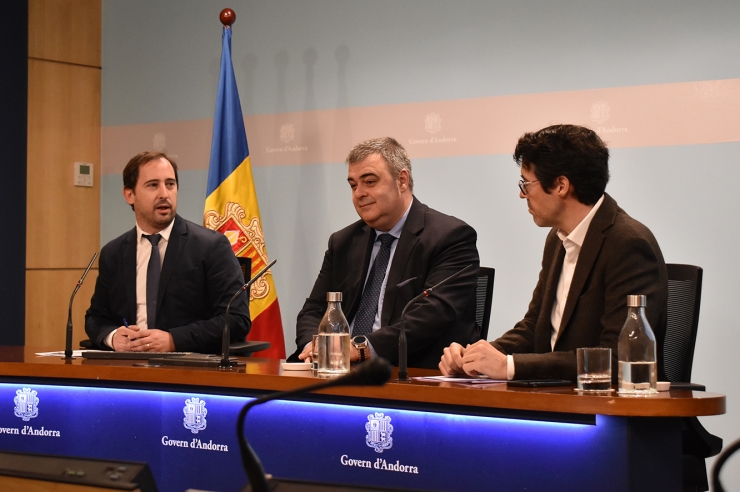 El director de l'Oficina de l'Energia i del Canvi Climàtic, Carles  Miquel; el CEO d'Andbus, Daniel Vinseiro, i el director de BMS  Consultoria Estratègica, Albert Batalla, durant la roda de premsa.
