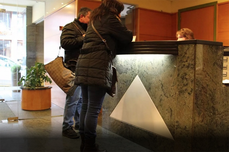 Turistes a la recepció d'un hotel.