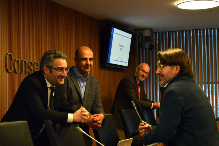 El ministre de Finances, Eric Jover, conversa amb el president del grup parlamentari de Ciutadans Compromesos, Carles Naudi, i el president de la comissió comissió legislativa de Finances i Pressupost, el demòcrata David Montané.
