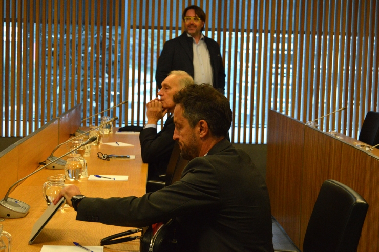 Els presidents del grup parlamentari socialdemòcrata, Pere López, i de Terceravia+Unió Laurediana+Independents, Josep Pintat, abans de l'inici de la comissió legislativa.