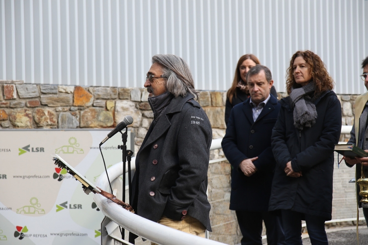 L'artista Philippe Lavaill durant la inauguració de l'obra Àngel Precibernètic.