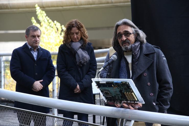 L'artista Philippe Lavaill durant la inauguració de l'obra Àngel Precibernètic.