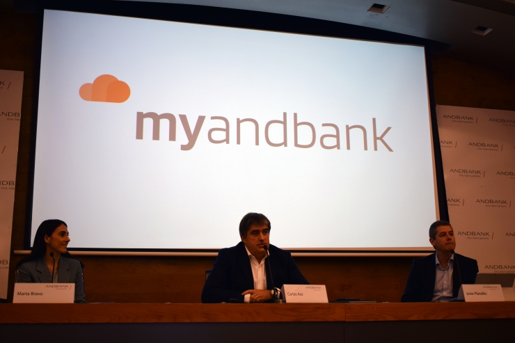 El CEO d'Andbank, CArlos Aso, i els directors generals adjunts d'Àrea Estratègia i Negoci, i Tecnologia i Operacions, Marta Bravo i Javier Planelles durant la roda de premsa d'aquest dilluns.
