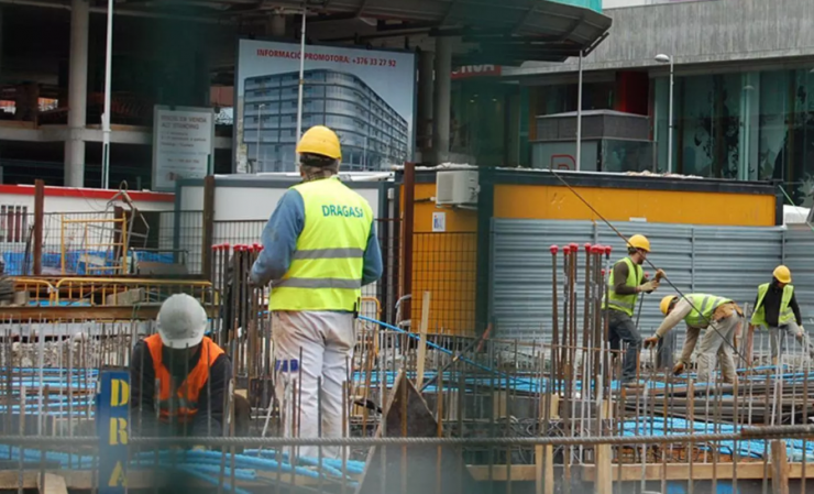 Obrers treballant en una construcció.