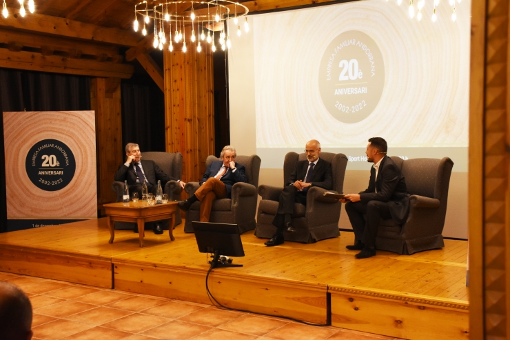 La taula rodona 'Balanç polític d'aquests 20 anys i reptes de futur', a càrrec dels excaps de Govern Albert Pintat, Jaume Bartumeu i Toni Martí.