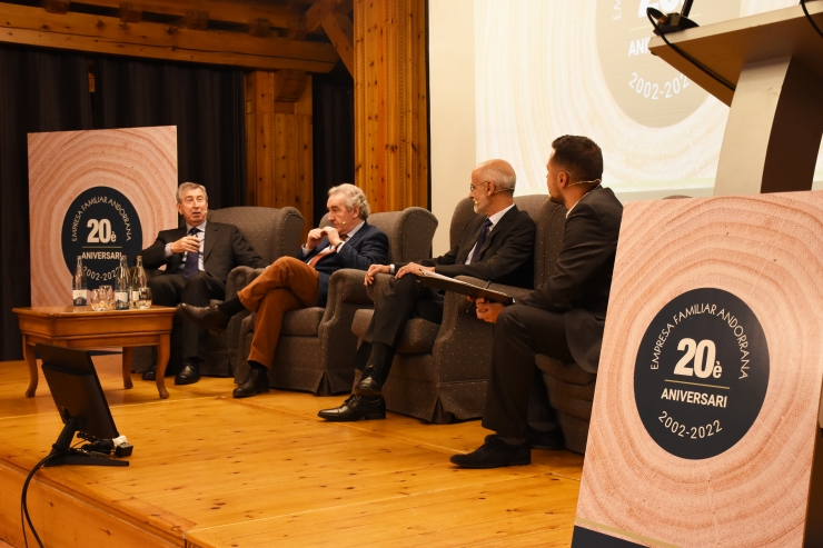 La taula rodona 'Balanç polític d'aquests 20 anys i reptes de futur', a càrrec dels excaps de Govern Albert Pintat, Jaume Bartumeu i Toni Martí.