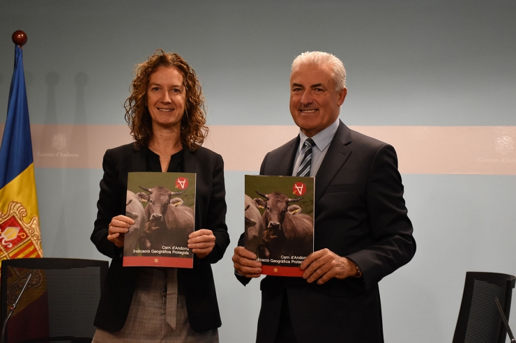 La ministra de Medi Ambient, Agricultura i Sostenibilitat i presidenta  de Ramaders d'Andorra, Sílvia Calvó, i el subdirector general de banca  país d'Andbank, Josep Maria Cabanes, durant l'acte de signatura de l'acord.