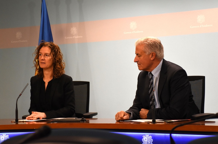 La ministra de Medi Ambient, Agricultura i Sostenibilitat i presidenta  de Ramaders d'Andorra, Sílvia Calvó, i el subdirector general de banca  país d'Andbank, Josep Maria Cabanes, durant la signatura de l'acord,  aquest dilluns al matí.