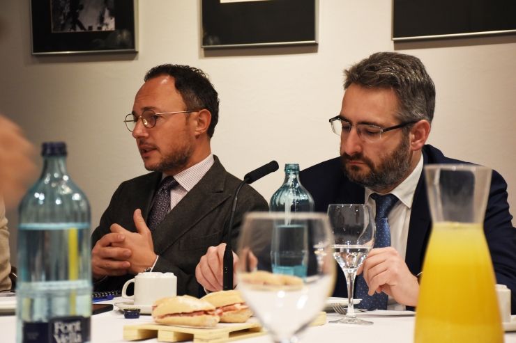 El cap de Govern, Xavier Espot, i el ministre de Finances i Portaveu, Eric Jover, durant el berenar amb la premsa celebrat aquest dilluns.