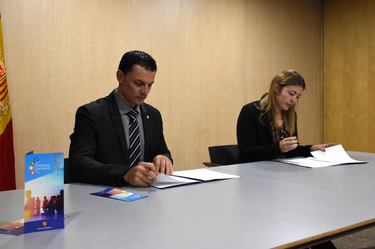 El ministre de Presidència, Economia i Empresa, Jordi Gallardo, en la signatura per a la integració de noves empreses a la xarxa inclusiva.