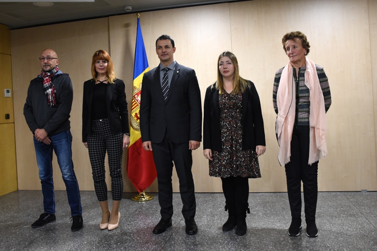 El ministre de Presidència, Economia i Empresa, Jordi Gallardo, amb els representants de les quatre empreses que han signat aquest dimarts.