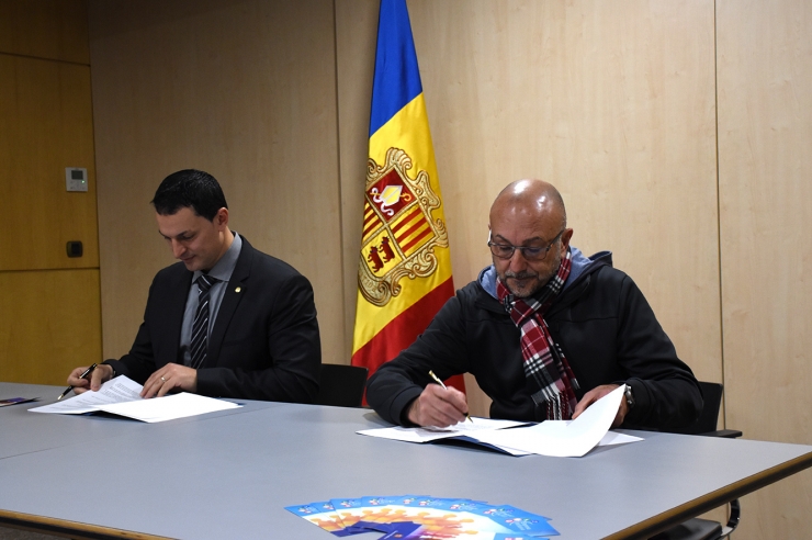 El ministre de Presidència, Economia i Empresa, Jordi Gallardo, en la  signatura per a la integració de noves empreses a la xarxa inclusiva.