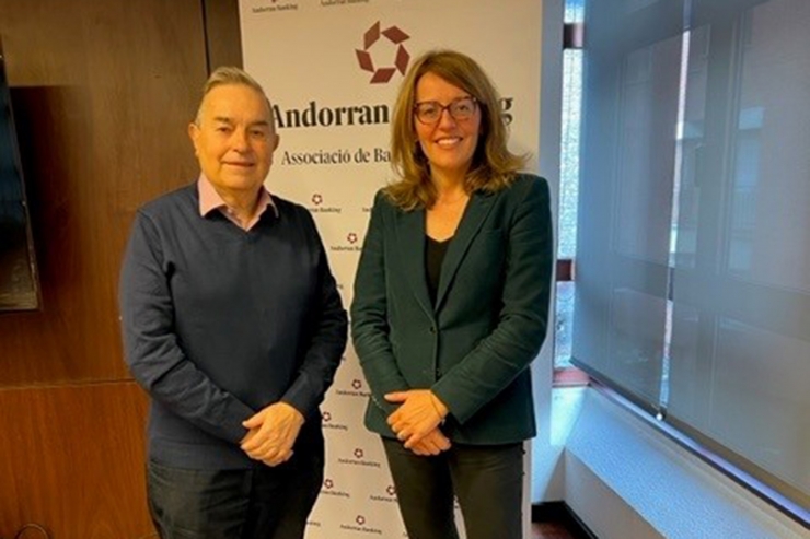 La directora general d'Andorran Banking, Esther Puigcercós, i el president de Càritas, Amadeu Rocamora.