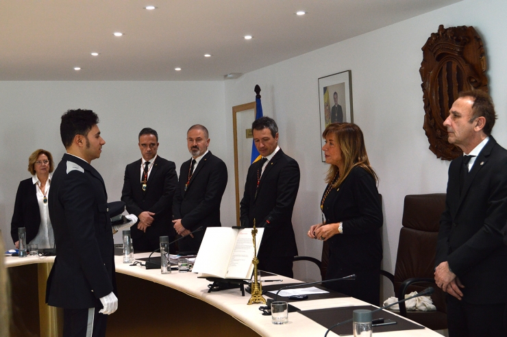 L'agent de circulació que ha promès el càrrec en finalitzar la sessió de consell de comú.