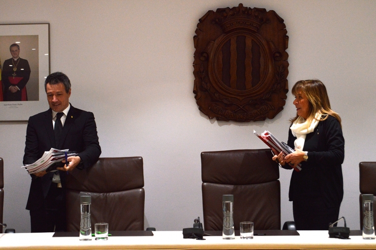 Els cònsols d'Andorra la Vella, Conxita Marsol i David Astrié, moments abans de l'inici de la sessió de consell de comú.