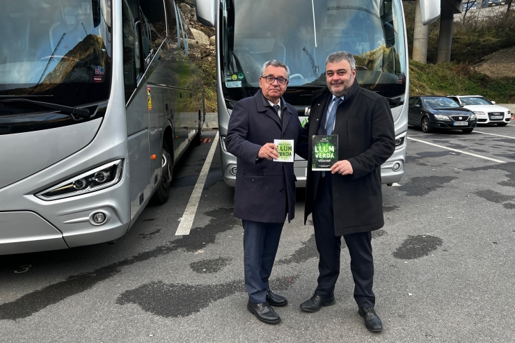 L'entrega de la certificació 'Llum Verda' per part de FEDA a Andbus.