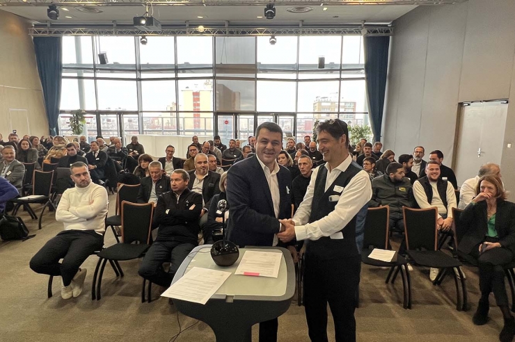 Els presidents de l’Associació de gestors de residus d’Andorra (Agreda), Francesc Zamora, i el de la Federació d’empreses de reciclatge d’Occitània (Federec Occitanie), Paul Lassallette, durant la signatura de l'acord.