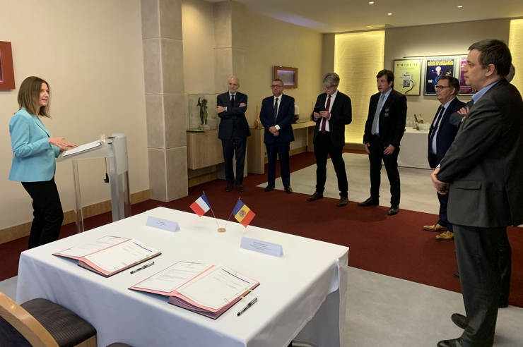 La ministra de Medi Ambient, Agricultura i Sostenibilitat i presidenta de  FEDA, Sílvia Calvó, durant l'acte de signatura del'acord amb EDF.