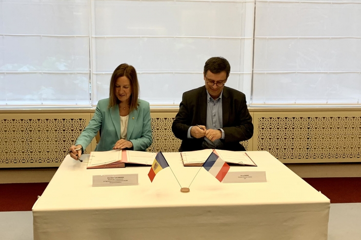 La ministra de Medi Ambient, Agricultura i Sostenibilitat i presidenta de  FEDA, Sílvia Calvó, i el president-director general d’Électricité de  France (EDF), Luc Rémont.