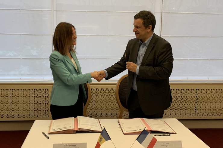 La ministra de Medi Ambient, Agricultura i Sostenibilitat i presidenta de  FEDA, Sílvia Calvó, i el president-director general d’Électricité de  France (EDF), Luc Rémont.
 