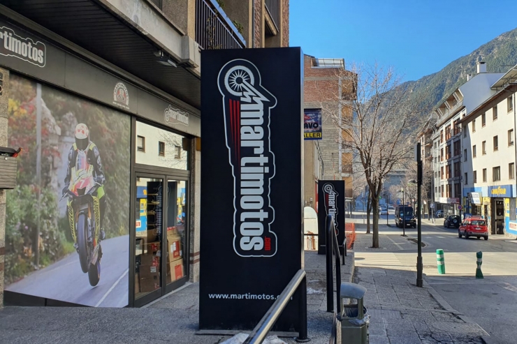 Un establiment comercial del sector del motociclisme.