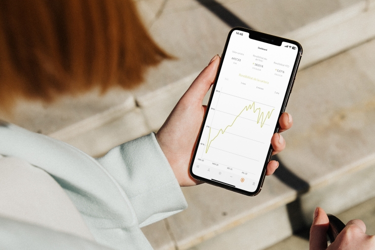 Una persona mirant les seves inversions.