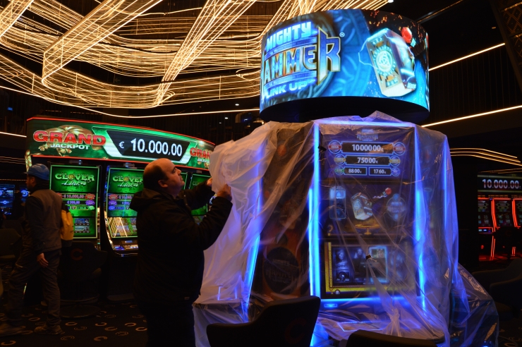 Un treballador destapa alguna de les màquines de la zona de jocs.