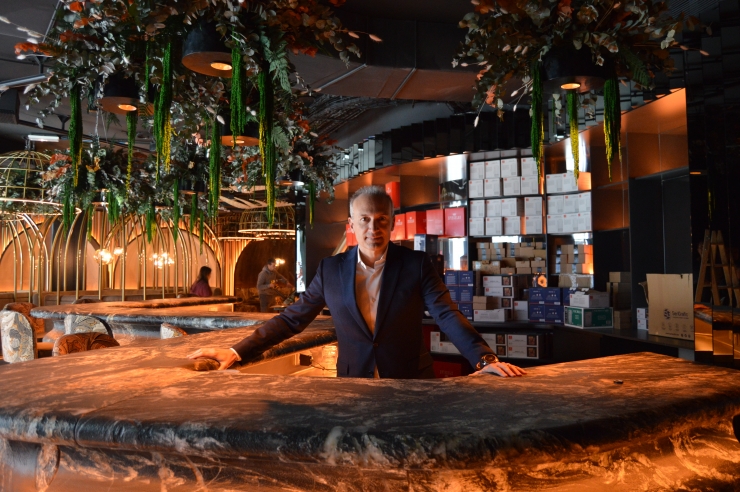 El director general d'Unnic, Ivan Armengod, al restaurant de la planta superior.