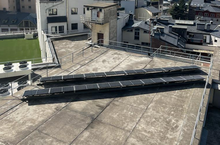 Les plaques solars del teulat de l'edifici de Pyrénées.