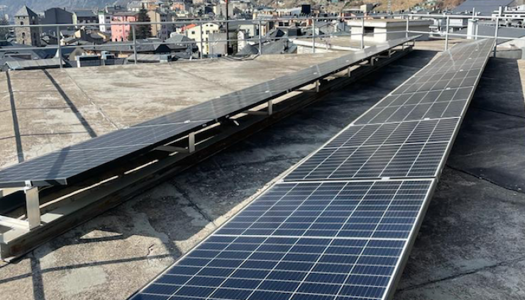 Les plaques solars del teulat de l'edifici de Pyrénées.