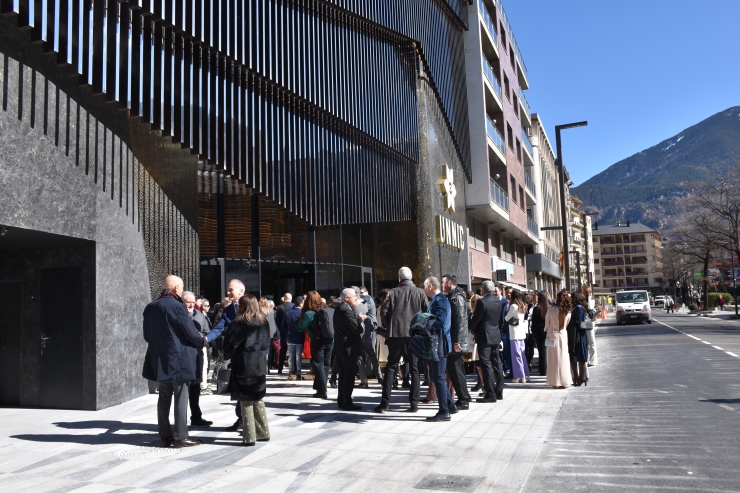 L'entrada d'Unnic moments previs a la inaguració del centre.