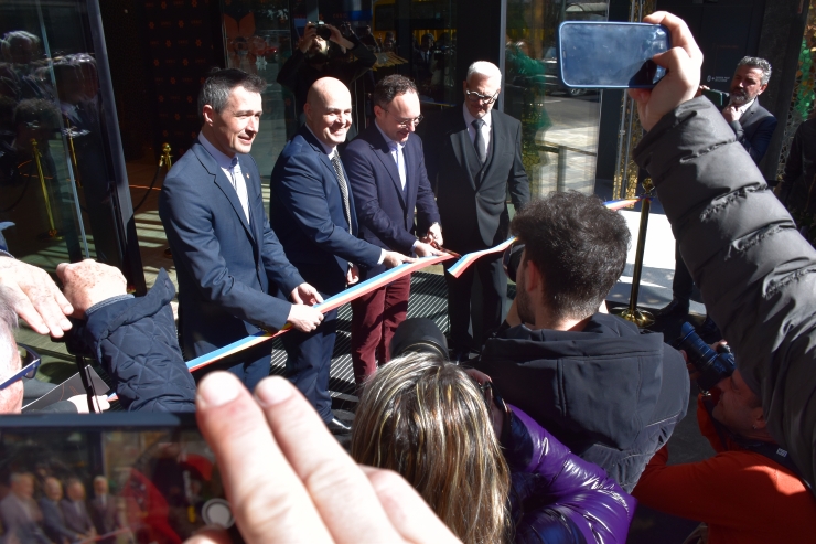 Les autoritats, encapçalades pel cap de Govern en funcions, Xavier Espot, durant la inauguració d'Unnic.