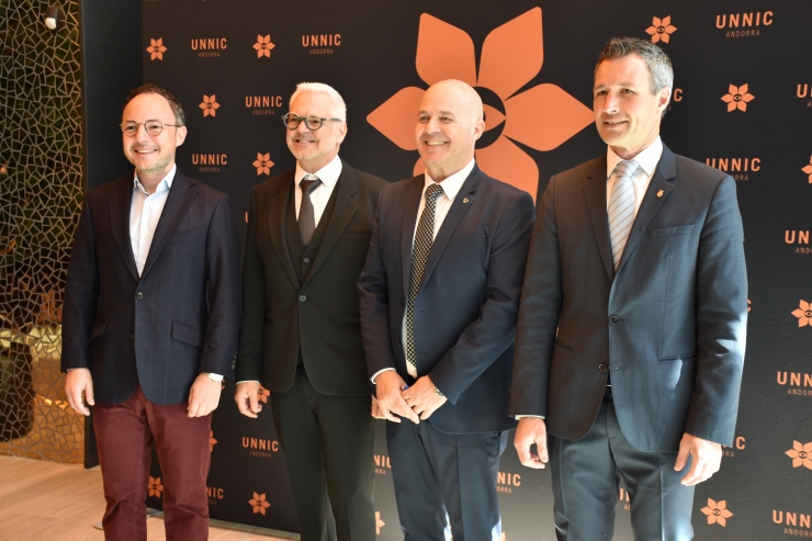 Fotografia de les autoritats a l'entrada del centre.