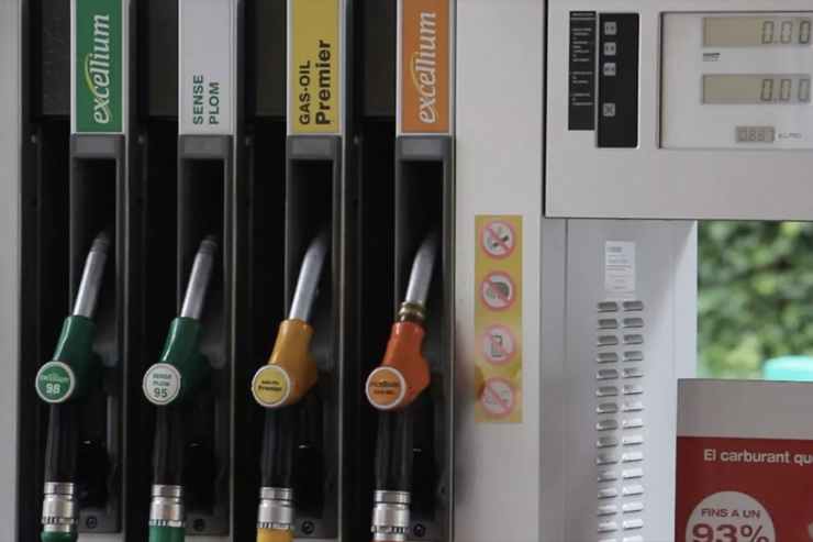 Assortidors de carburants en una estació de servei.